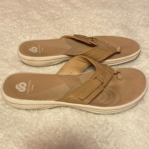 Clarks Cloudstepper flip flops